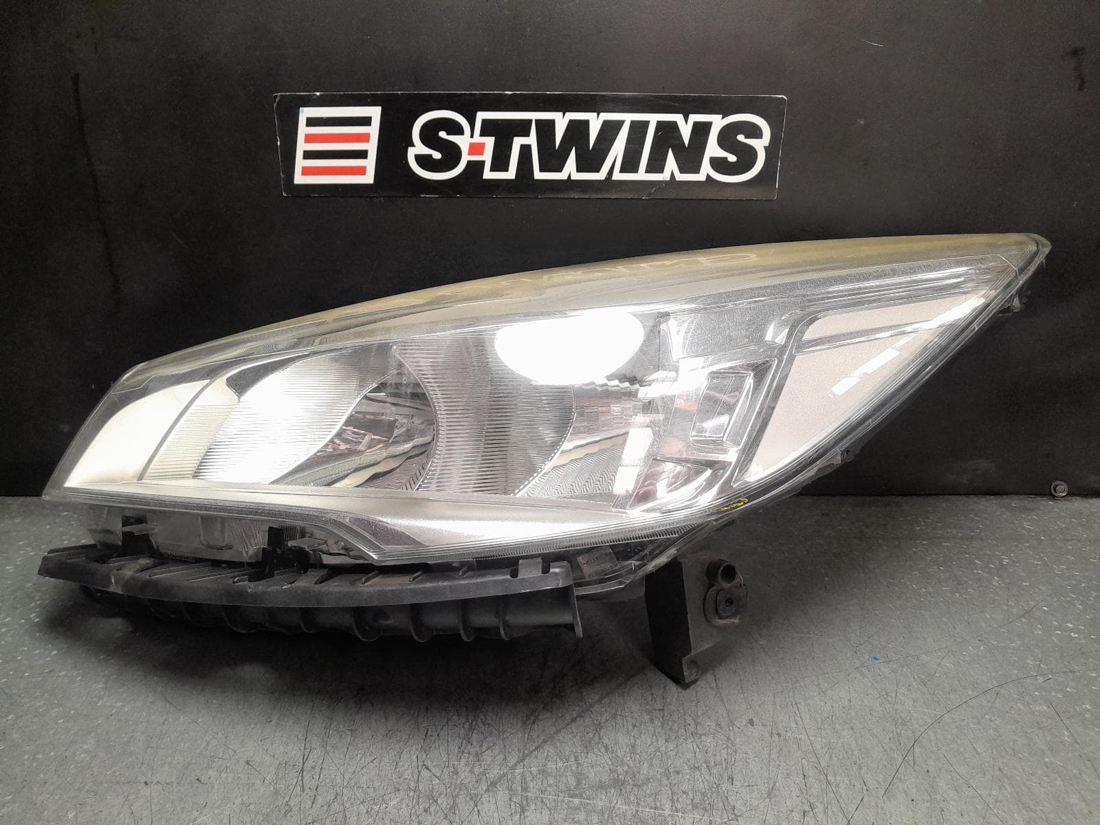 Used auto part listing image: 2014 FORD KUGA LEFT HEADLAMP TF, HALOGEN, TREND/AMBIENTE, 11/12-09/16 0000378810