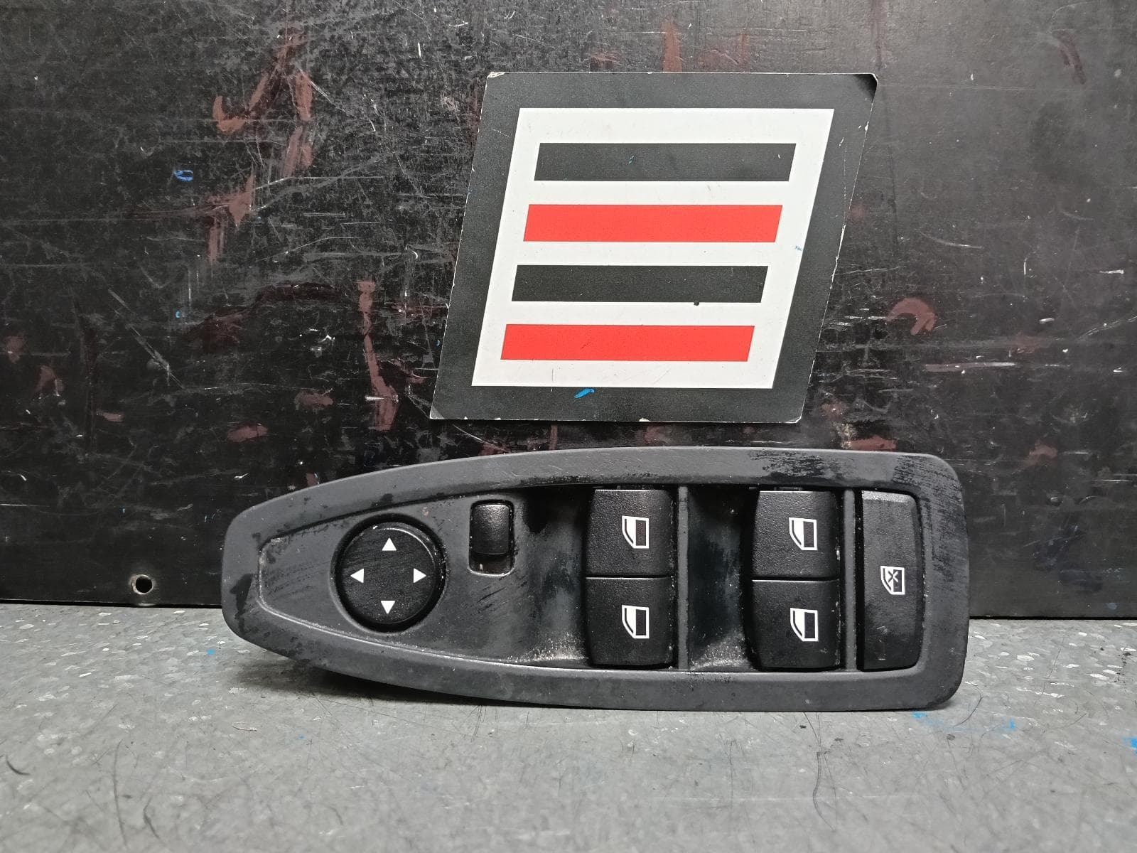 Used auto part listing image: 2013 BMW 1 SERIES PWR DR WIND SWITCH RH FRONT (MASTER SWITCH), F20, HATCH, NON ELECTRO CHROMATIC MIRROR TYPE, 06/11-05/19 0000388582