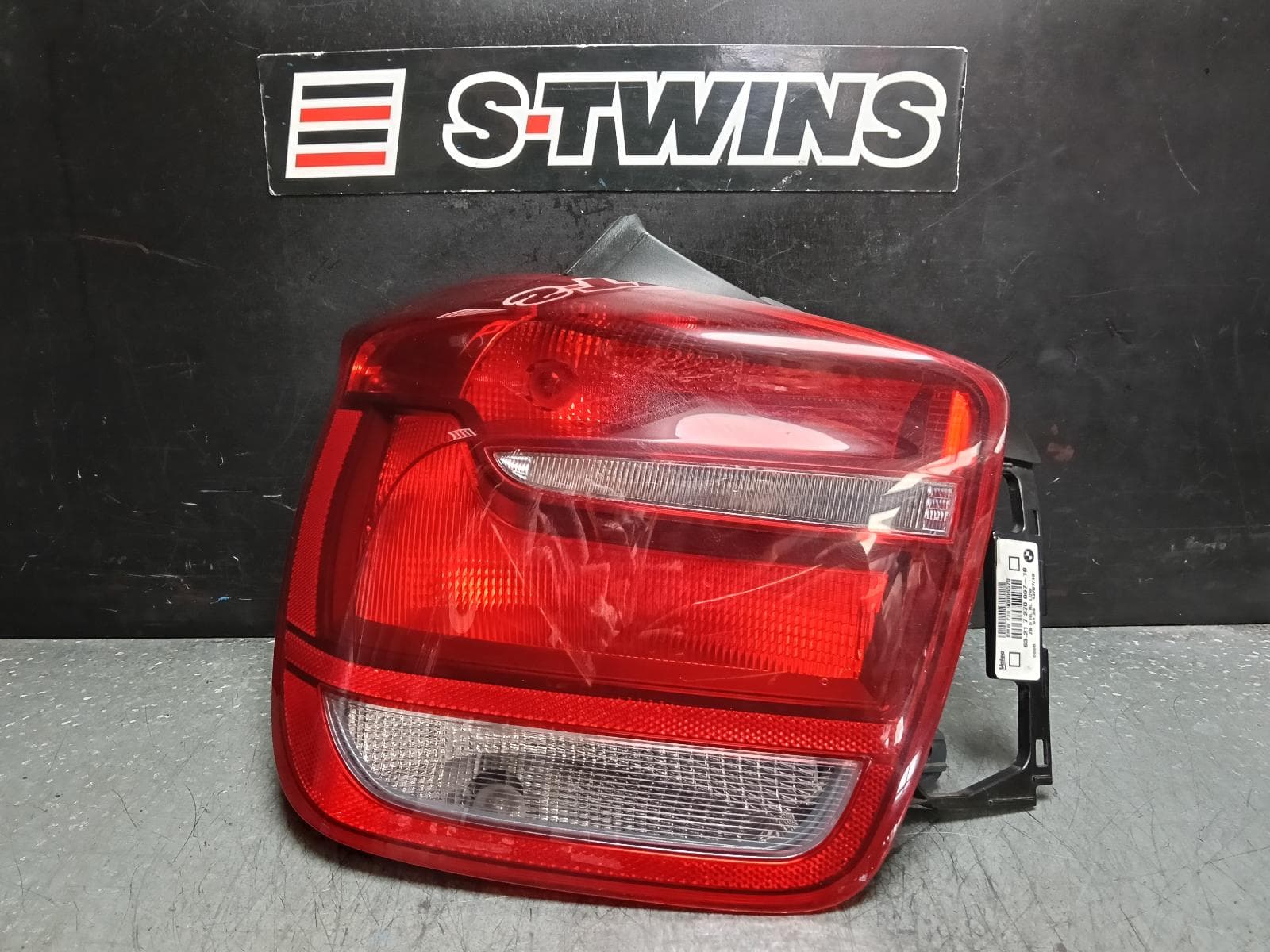 Used auto part listing image: 2013 BMW 1 SERIES LEFT TAILLIGHT F20, HATCH, NON LED TYPE, 06/11-03/15 0000388589