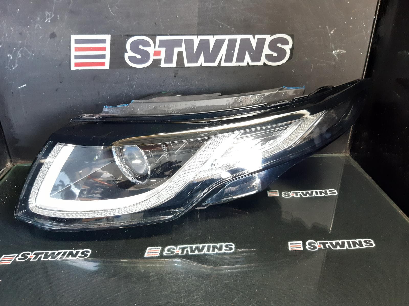 Used auto part listing image: 2017 LAND ROVER RANGE ROVER EVOQUE LEFT HEADLAMP L538, XENON, 07/15-01/19 0000369723