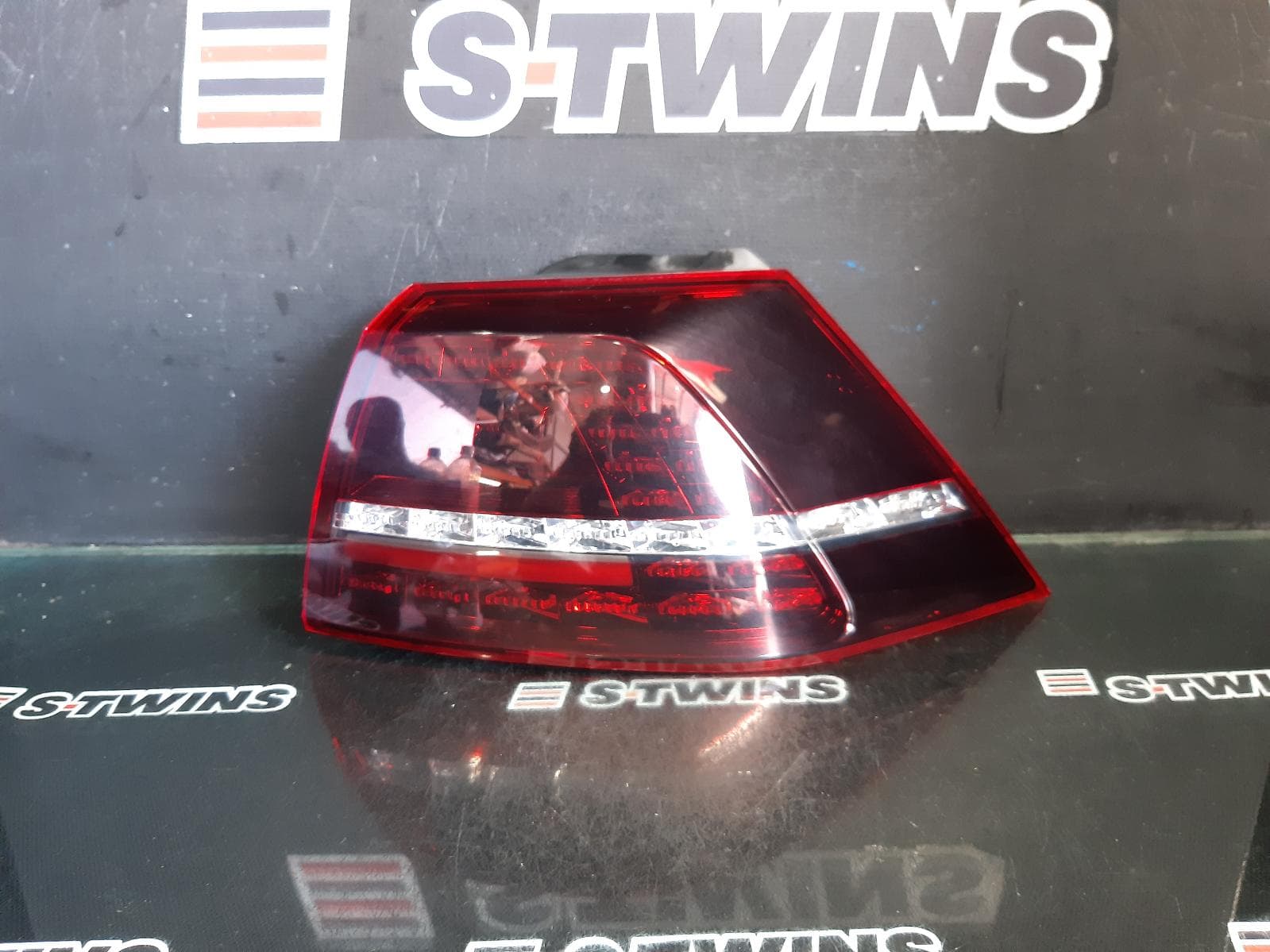 Used auto part listing image: 2017 VOLKSWAGEN GOLF RIGHT TAILLIGHT GEN 7, HATCH, GTi PERFORMANCE, LED TYPE, 04/14-03/17 0000370474