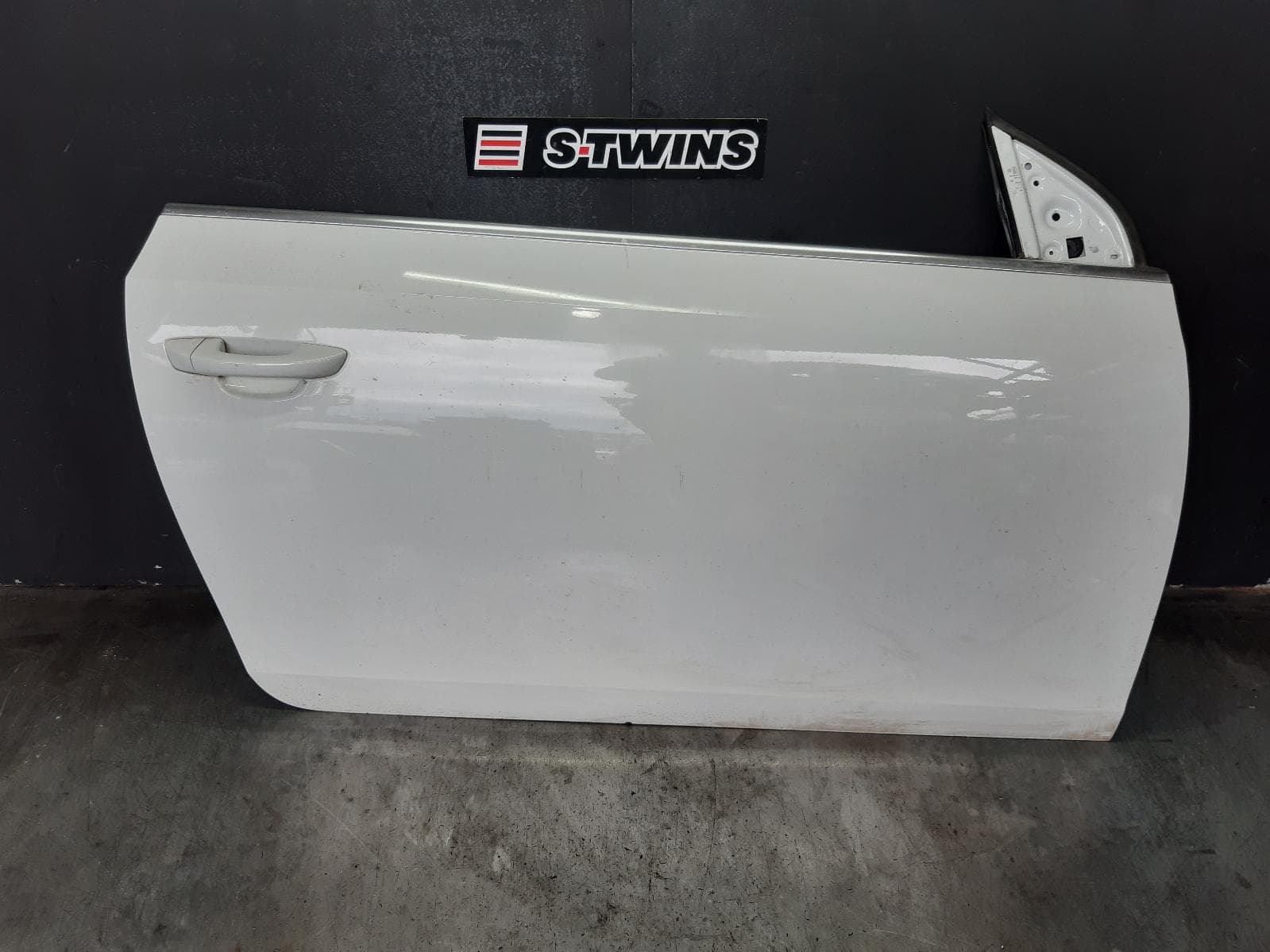 Used auto part listing image: 2011 VOLKSWAGEN GOLF RIGHT FRONT DOOR GEN 6, CABRIO, 07/11-01/16 0000370224