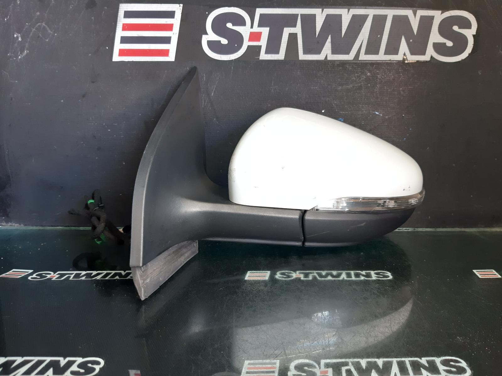 Used auto part listing image: 2011 VOLKSWAGEN GOLF LEFT DOOR MIRROR GEN 6, CABRIO, NON MEMORY TYPE (6XN), 07/11-01/16 0000370319