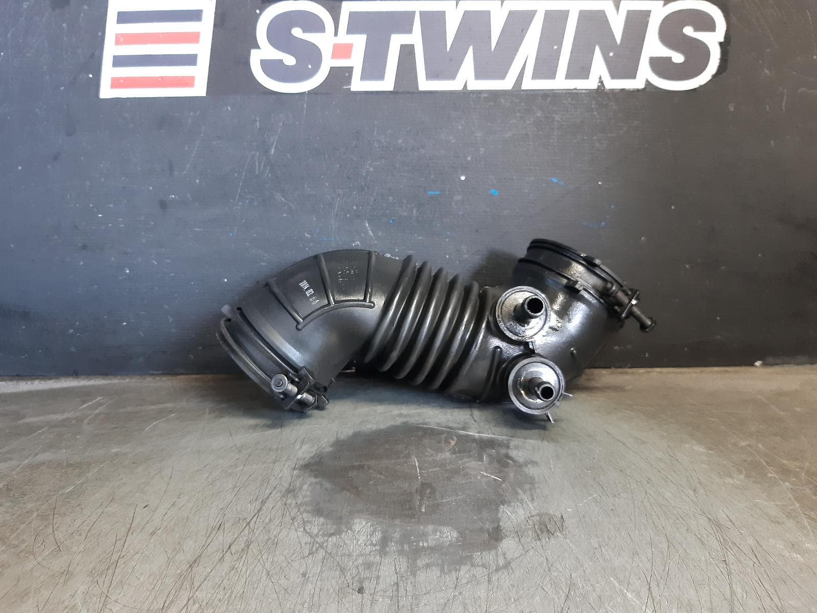 Used auto part listing image: 2015 HYUNDAI VELOSTER AIR CLEANER DUCT HOS FS, 10/11-08/19 0000370754