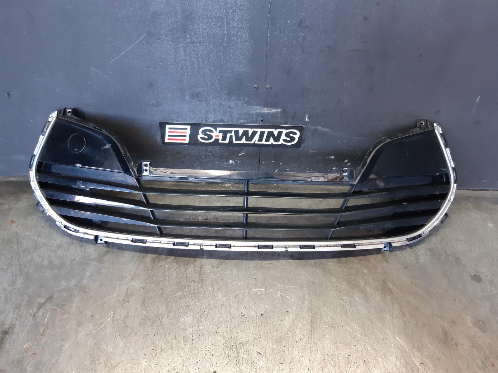 Used auto part listing image: 2015 HYUNDAI VELOSTER GRILLE BUMPER GRILLE, FS, NON TURBO TYPE, 10/11-02/18 0000370758