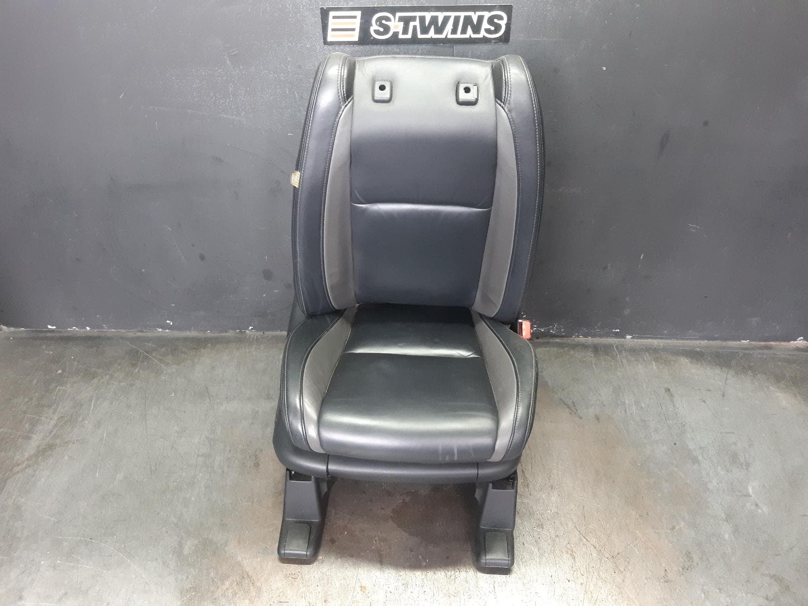 Used auto part listing image: 2012 MAZDA CX9 FRONT SEAT RH FRONT, TB, LEATHER, HEATED W/ MEMORY, 12/07-12/15 0000377671