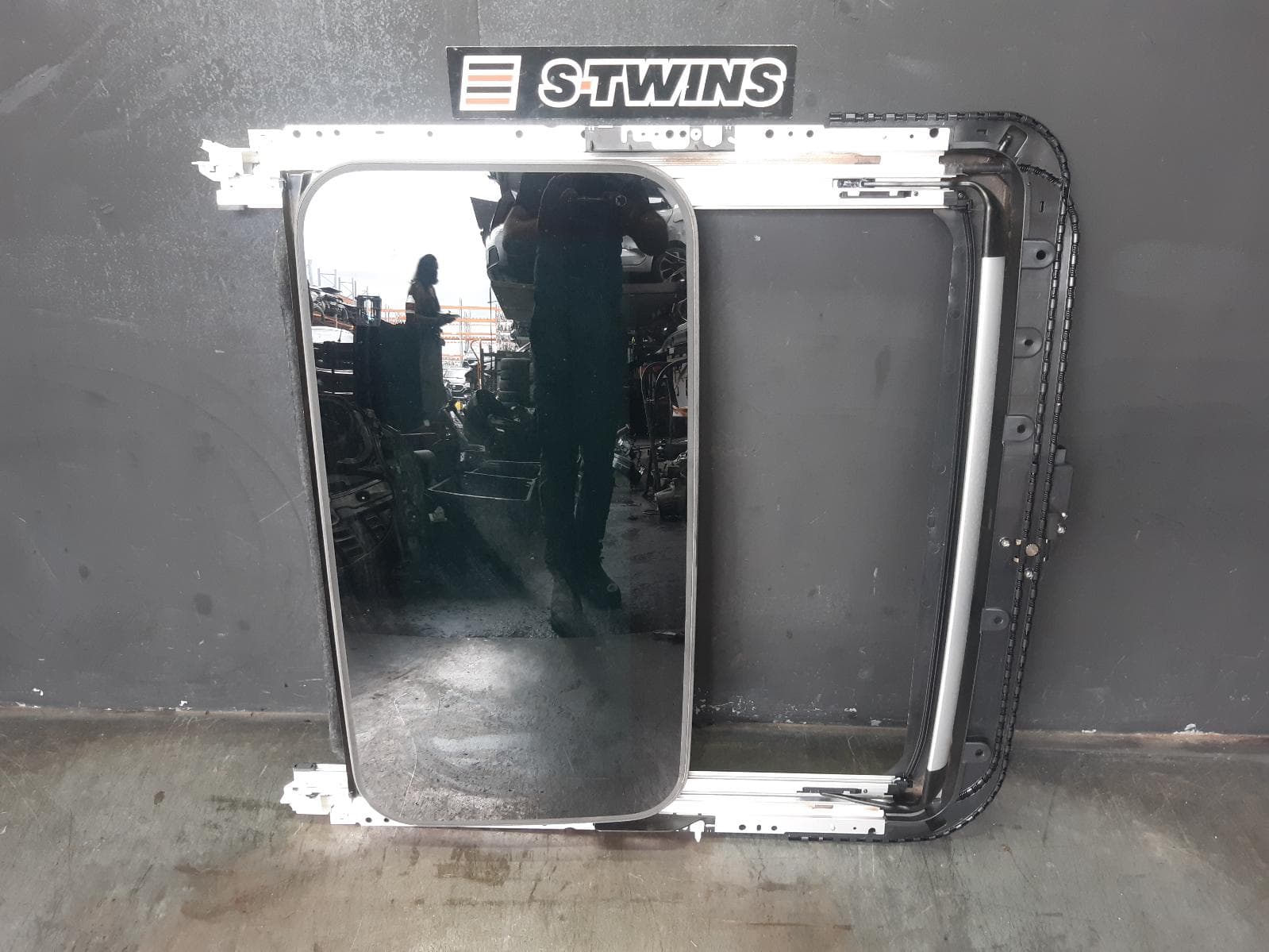 Used auto part listing image: 2012 MAZDA CX9 ROOF GLASS SUNROOF T TB, 12/07-12/15 0000377675