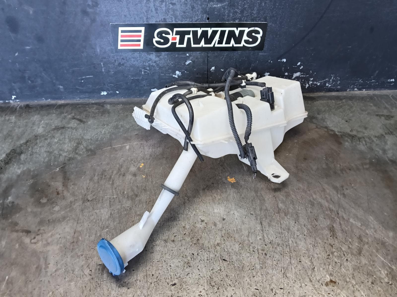 Used auto part listing image: 2016 FORD FOCUS WASHER BOTTLE LZ, HATCH, NON H/LAMP WASHER TYPE, 07/15-11/18 0000378900
