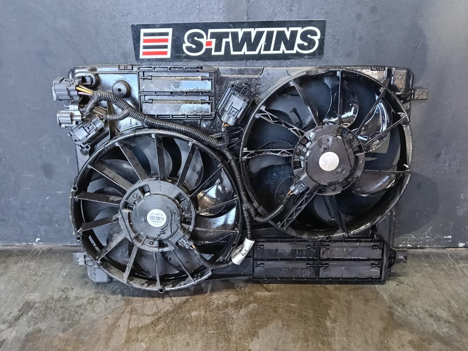 Used auto part listing image: 2016 FORD FOCUS FAN DUAL FAN ASSY, 2.3, LZ, 01/16-11/18 0000379297