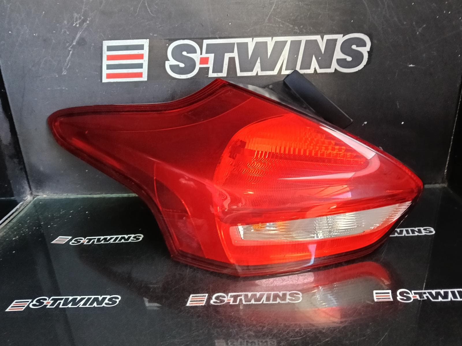 Used auto part listing image: 2016 FORD FOCUS LEFT TAILLIGHT LZ, HATCH, RS, LED TYPE, 01/16-11/18 0000378901