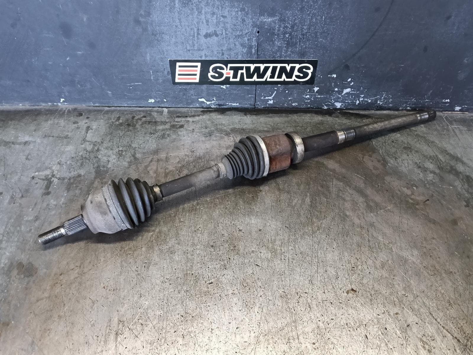 Used auto part listing image: 2016 FORD FOCUS RIGHT DRIVESHAFT PETROL, 2.3, LZ, 01/16-11/18 0000379313