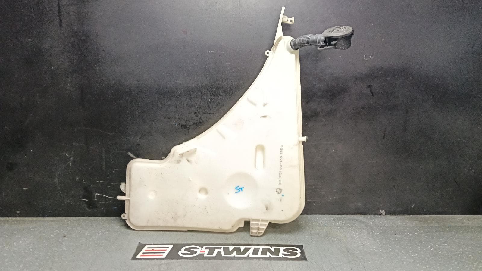 Used auto part listing image: 2012 BMW 3 SERIES WASHER BOTTLE NON H/LAMP WASHER TYPE, F30, SEDAN, 11/11-02/19 0000400652