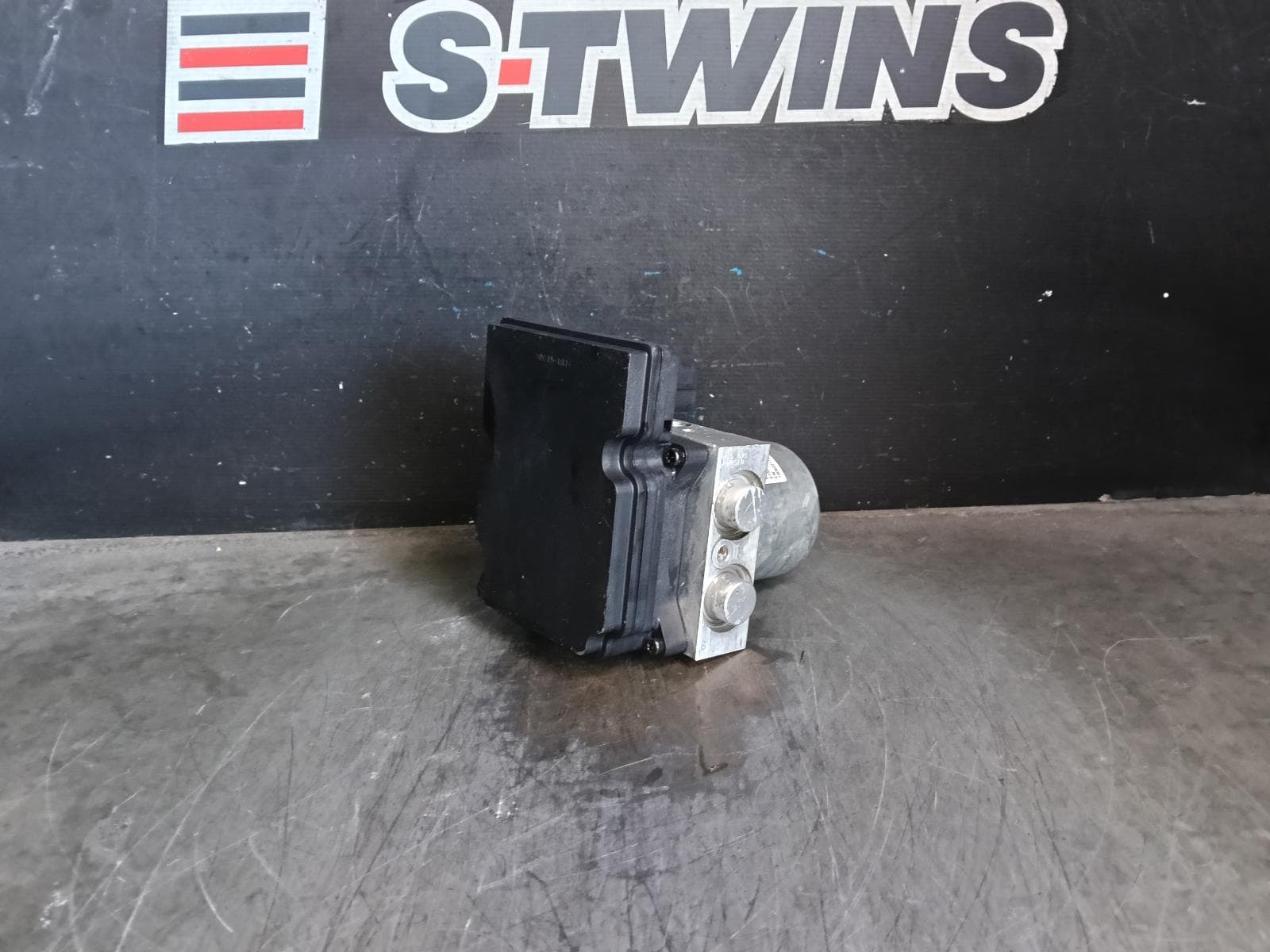 Used auto part listing image: 2019 KIA CARNIVAL/GRAND CARNIVAL ABS PUMP MODULATOR YP, P/N 58900A9400, 12/14-10/20 0000378718