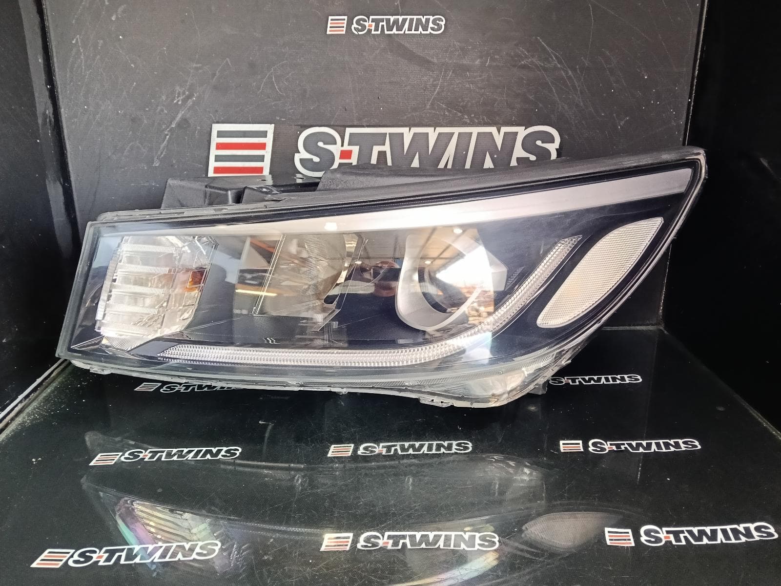 Used auto part listing image: 2019 KIA CARNIVAL/GRAND CARNIVAL LEFT HEADLAMP YP, S, HALOGEN TYPE, 03/18-10/20 0000378374