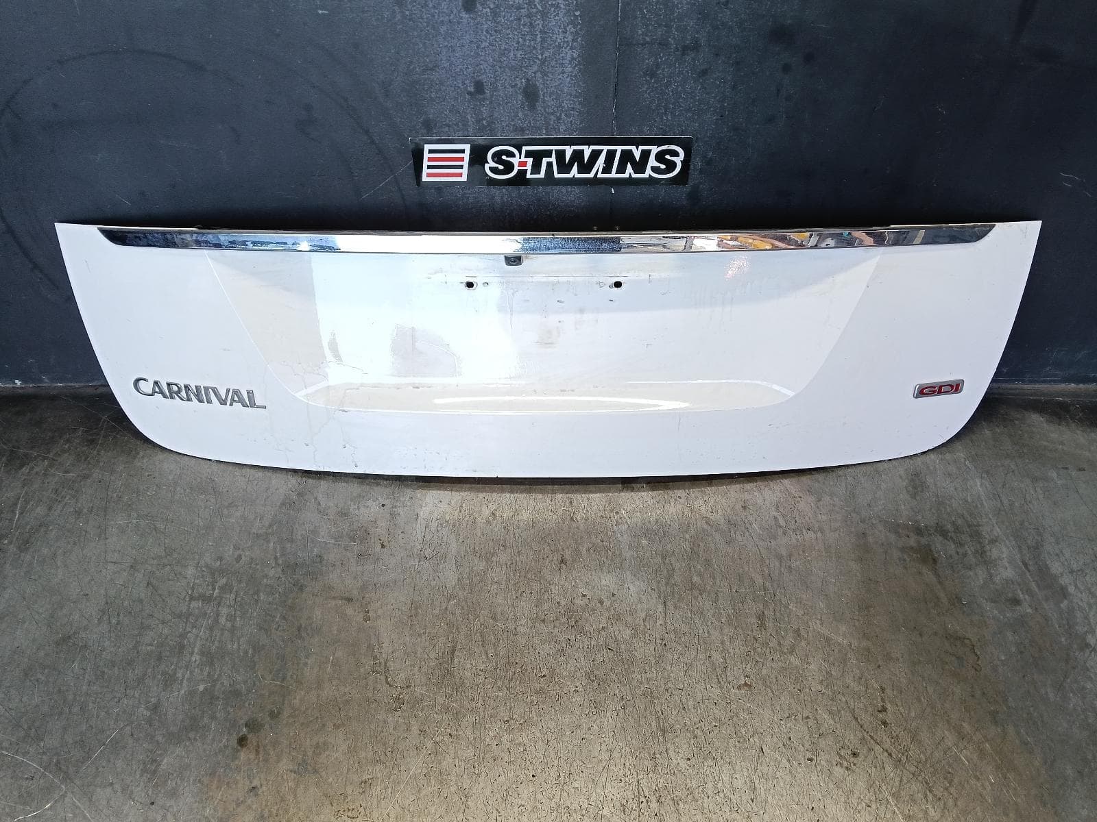 Used auto part listing image: 2019 KIA CARNIVAL/GRAND CARNIVAL REAR GARNISH TAILGATE GARNISH (CENTRE), YP, 12/14-10/20 0000378727