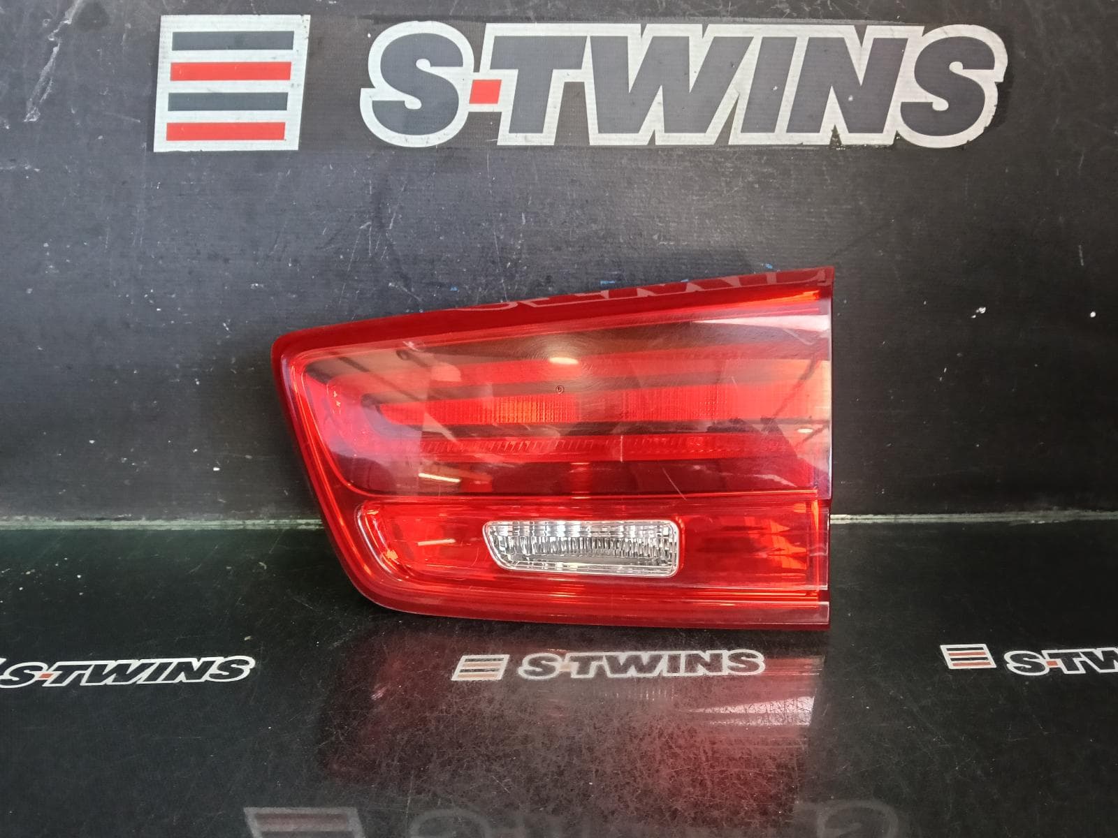 Used auto part listing image: 2019 KIA CARNIVAL/GRAND CARNIVAL REAR GARNISH TAILGATE LAMP (LH SIDE), NON LED TYPE, YP, 03/18-10/20 0000378728