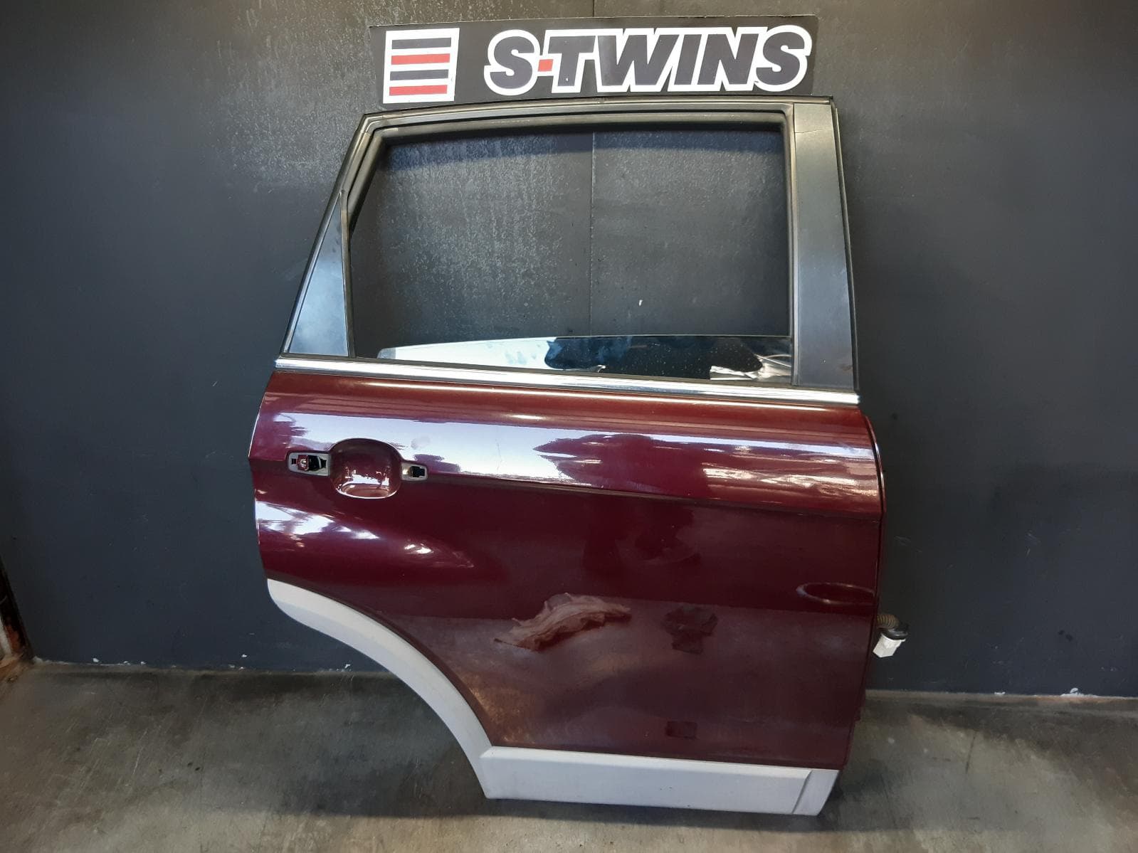 Used auto part listing image: 2013 HOLDEN CAPTIVA RIGHT REAR DOOR SLIDING CG, CX/LX/SX/CAPTIVA 7 (4TH VIN = C), 09/06-11/13 0000370674