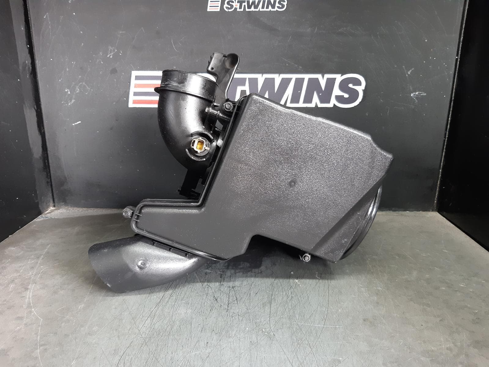 Used auto part listing image: 2016 FORD FOCUS AIR CLEANER BOX AIR CLEANER, LZ, 1.5, 07/15-11/18 0000371100