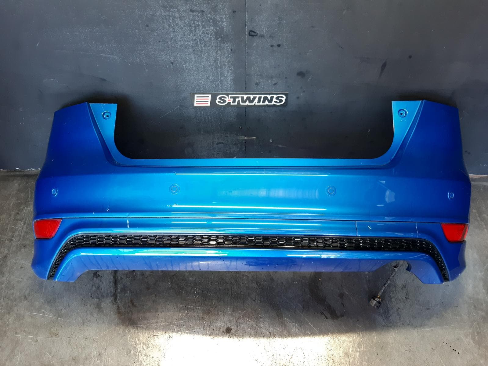 Used auto part listing image: 2016 FORD FOCUS REAR BUMPER LZ, HATCH, SPORT/TITANIUM TYPE, 07/15-11/18 0000370823