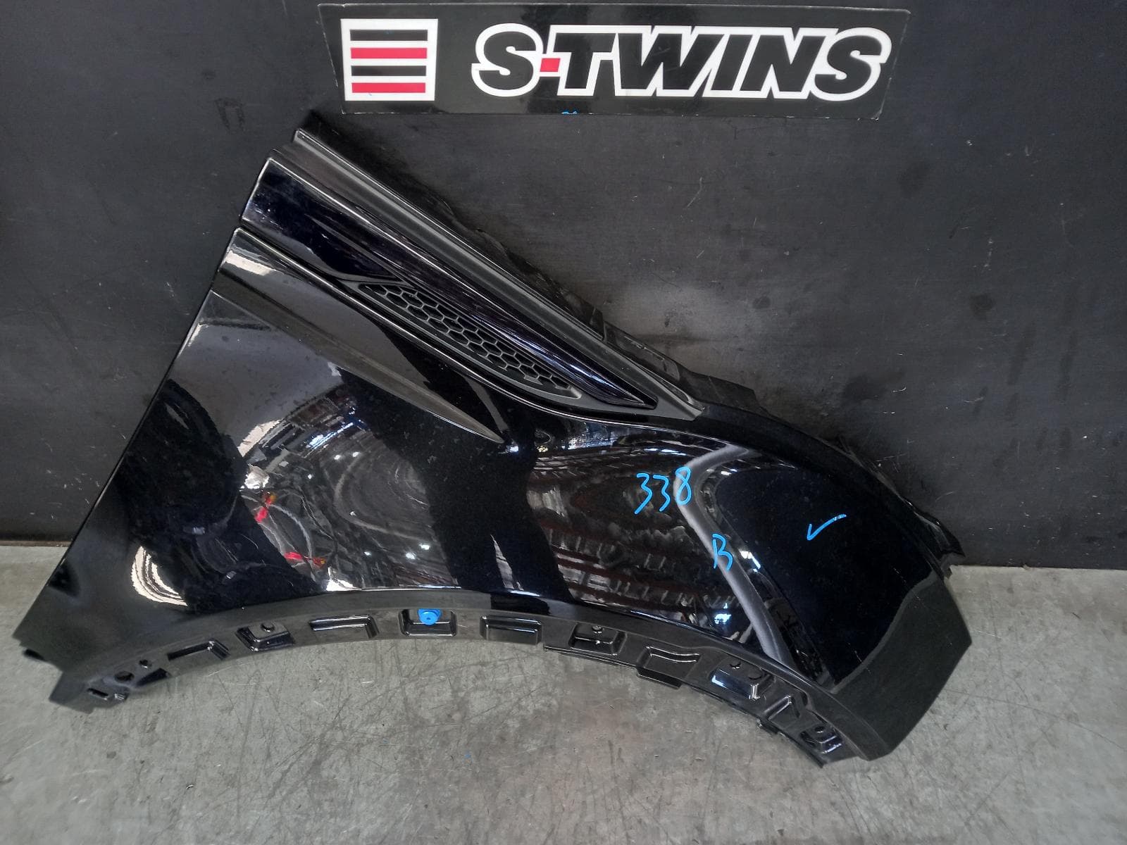 Used auto part listing image: 2017 LAND ROVER RANGE ROVER EVOQUE RIGHT GUARD L538, 11/11-01/19 0000371541