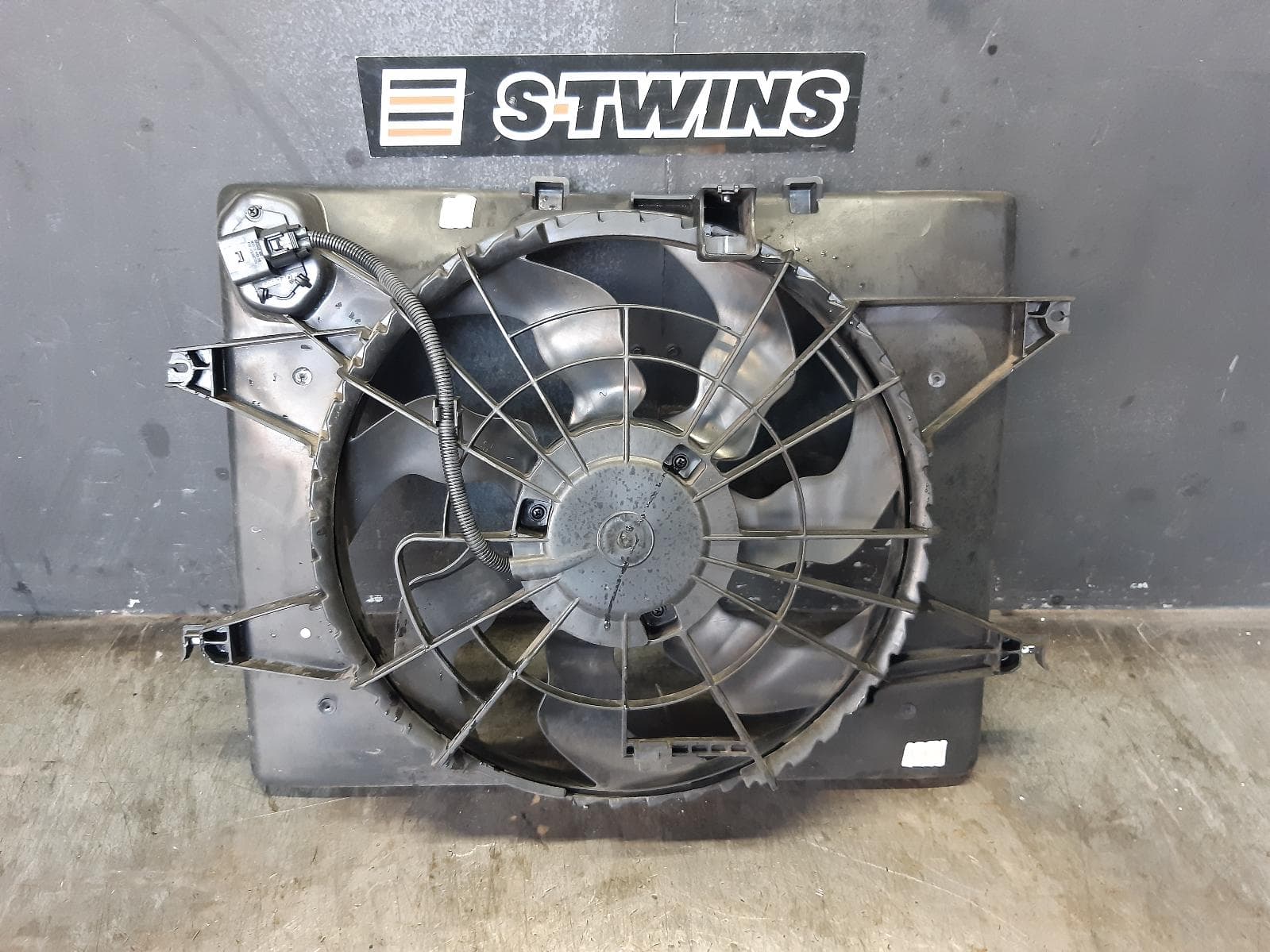 Used auto part listing image: 2013 HYUNDAI I45 FAN SINGLE FAN ASSY, YF, 02/10-04/14 0000371862