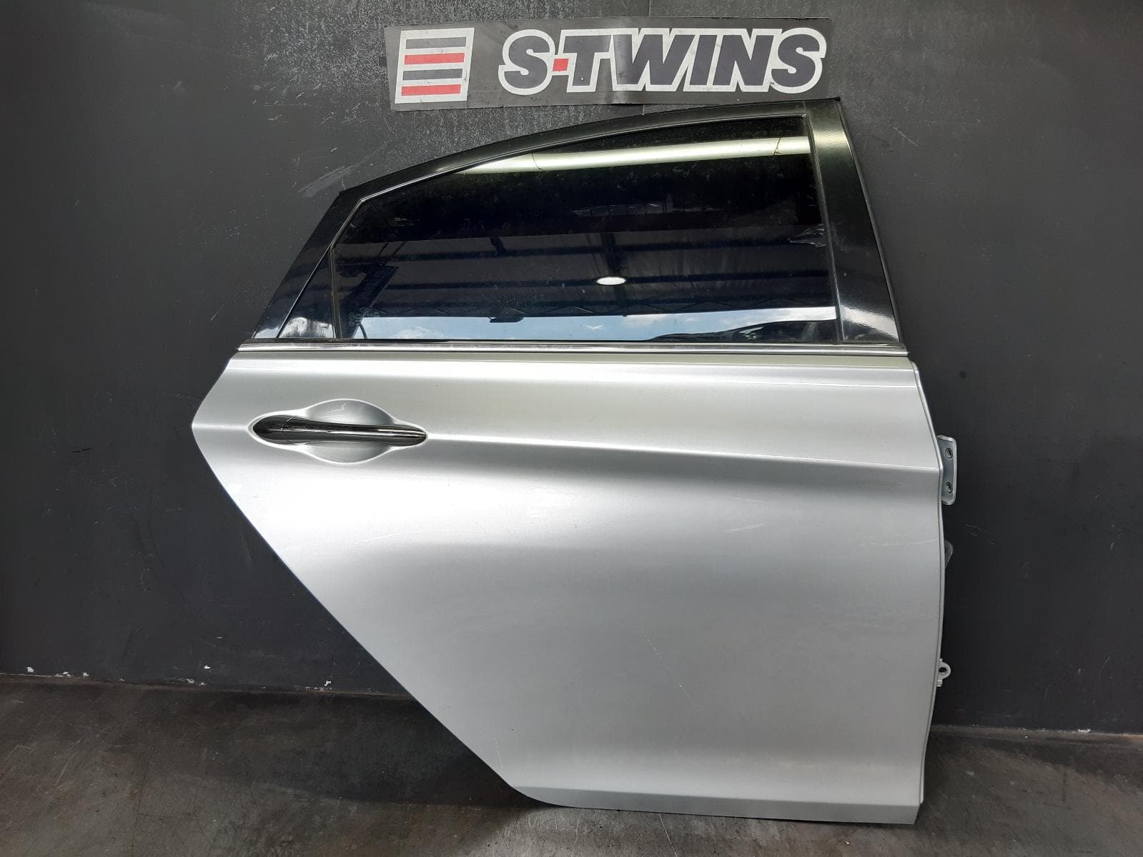 Used auto part listing image: 2013 HYUNDAI I45 RIGHT REAR DOOR SLIDING YF, 02/10-04/14 0000371227