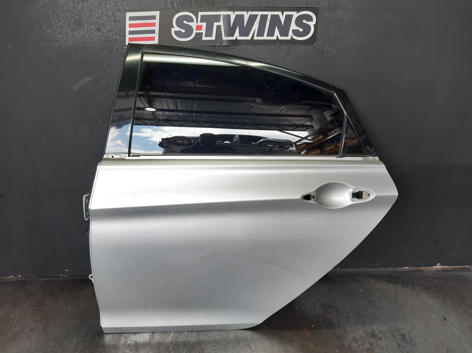 Used auto part listing image: 2013 HYUNDAI I45 LEFT REAR DOOR SLIDING YF, 02/10-04/14 0000371226