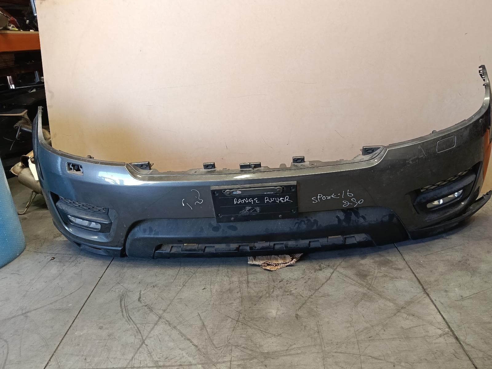 Used auto part listing image: 2015 LAND ROVER RANGEROVER SPORT FRONT BUMPER BUMPER BAR, W/ PARK SENSORS TYPE, HSE/AUTOBIOGRAPHY, L494, 06/13-10/17 0000370785