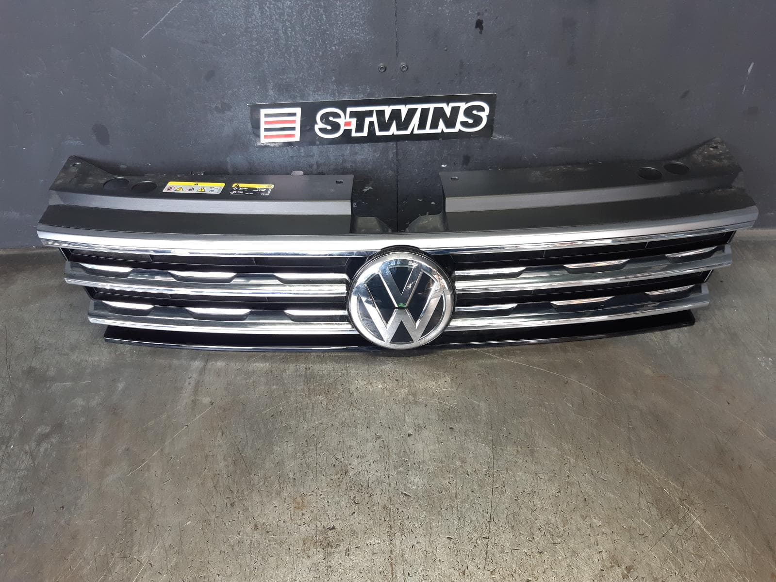 Used auto part listing image: 2020 VOLKSWAGEN TIGUAN GRILLE RADIATOR GRILLE, HIGHLINE, 5NA, 06/16-05/21 0000370906