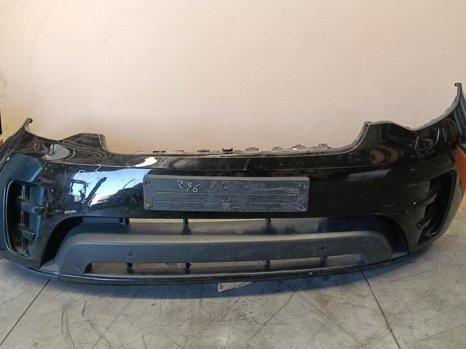 Used auto part listing image: 2020 LAND ROVER DISCOVERY FRONT BUMPER L462, BUMPER BAR, W/ PARK SENSOR, NON CAMERA TYPE, 12/16-12/20 0000370933