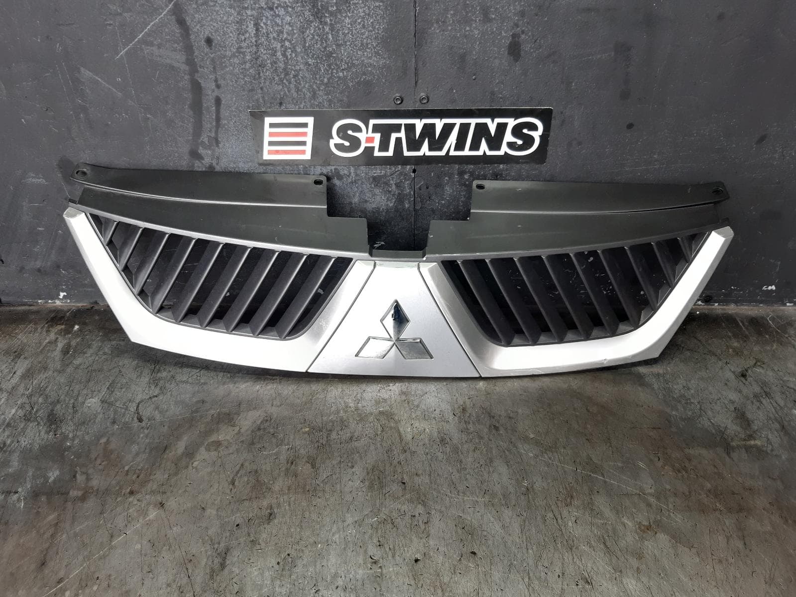 Used auto part listing image: 2008 MITSUBISHI OUTLANDER GRILLE RADIATOR GRILLE, ZG, FIN TYPE, 11/06-09/09 0000371716