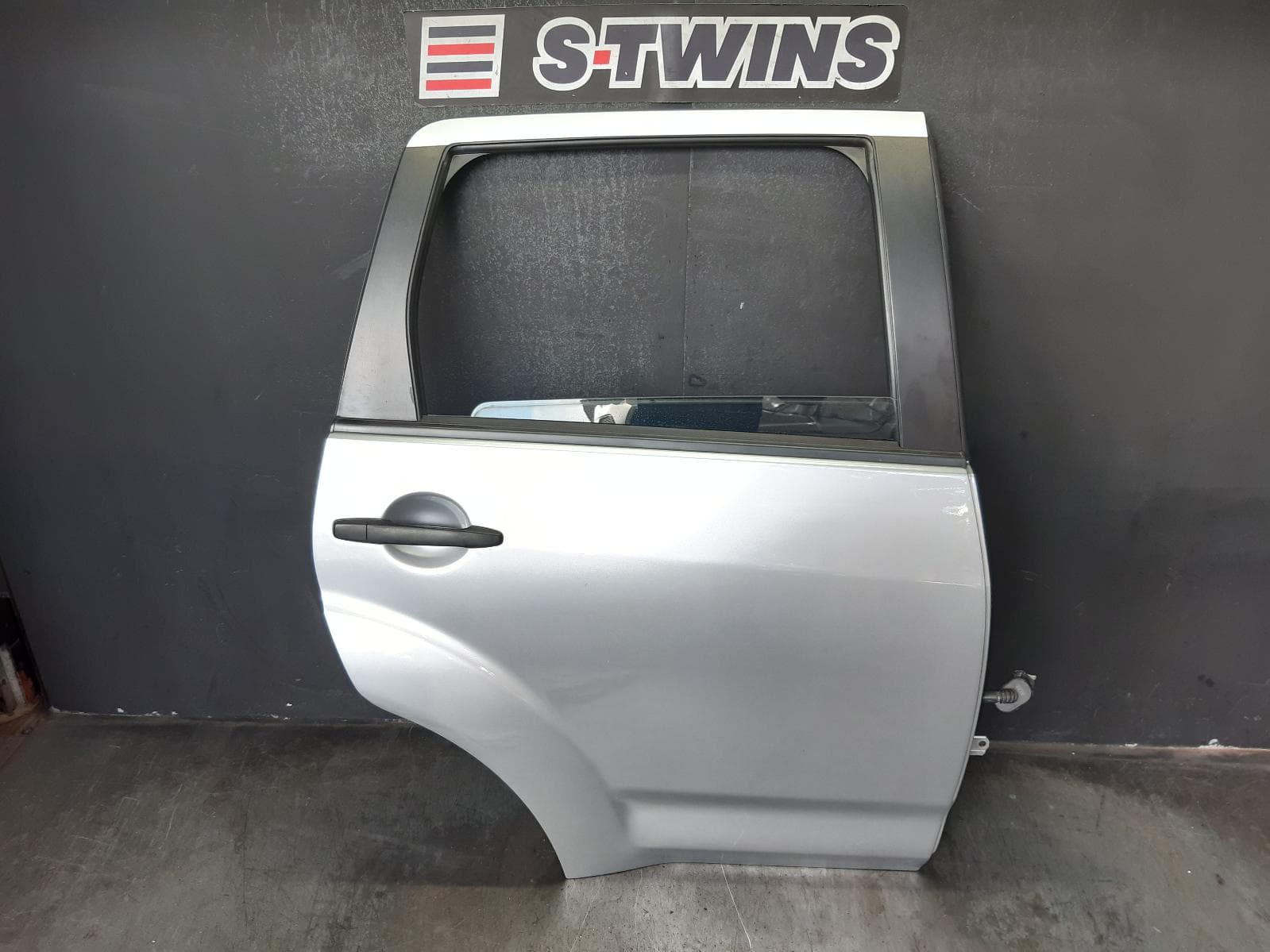 Used auto part listing image: 2008 MITSUBISHI OUTLANDER RIGHT REAR DOOR SLIDING ZG, 11/06-09/09 0000371165