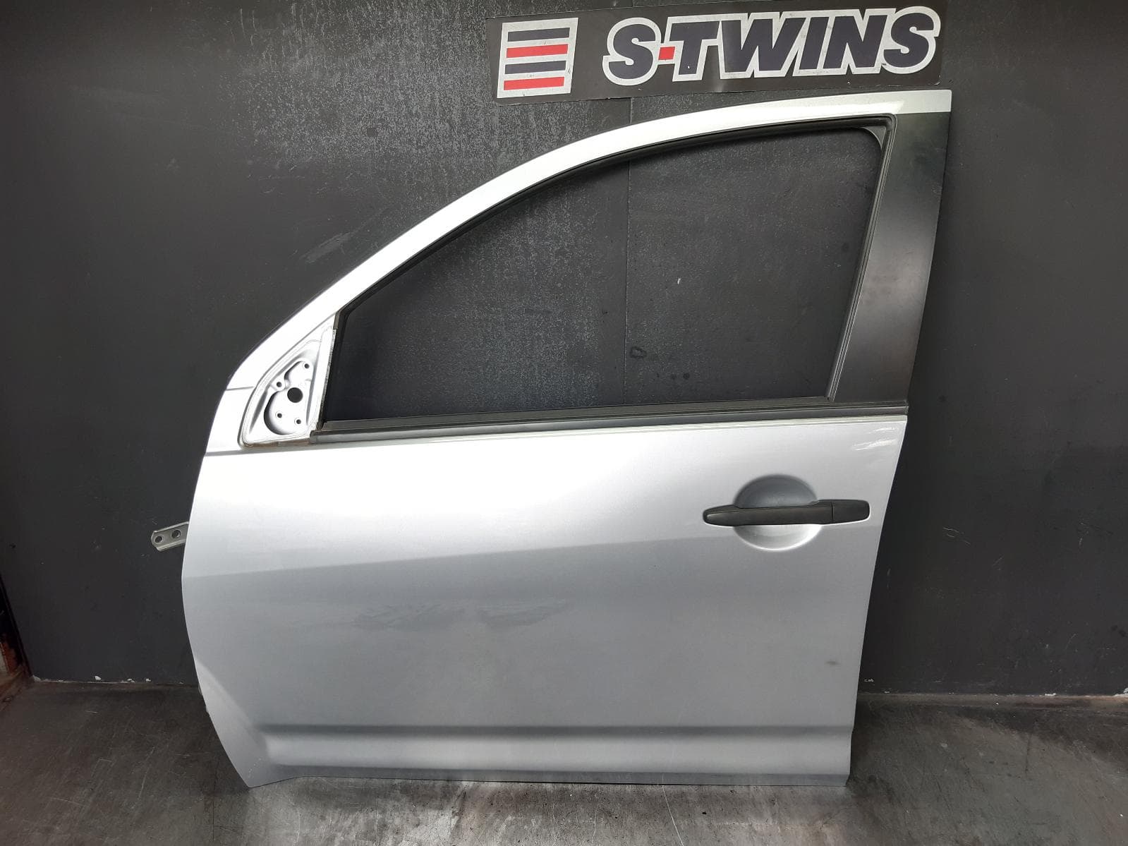 Used auto part listing image: 2008 MITSUBISHI OUTLANDER LEFT FRONT DOOR ZG, 11/06-09/09 0000371166