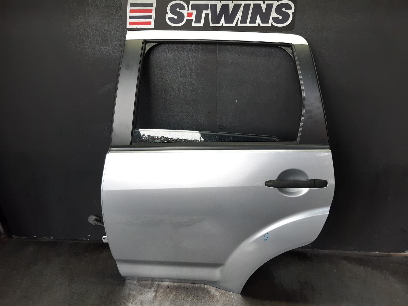 Used auto part listing image: 2008 MITSUBISHI OUTLANDER LEFT REAR DOOR SLIDING ZG, 11/06-09/09 0000371164
