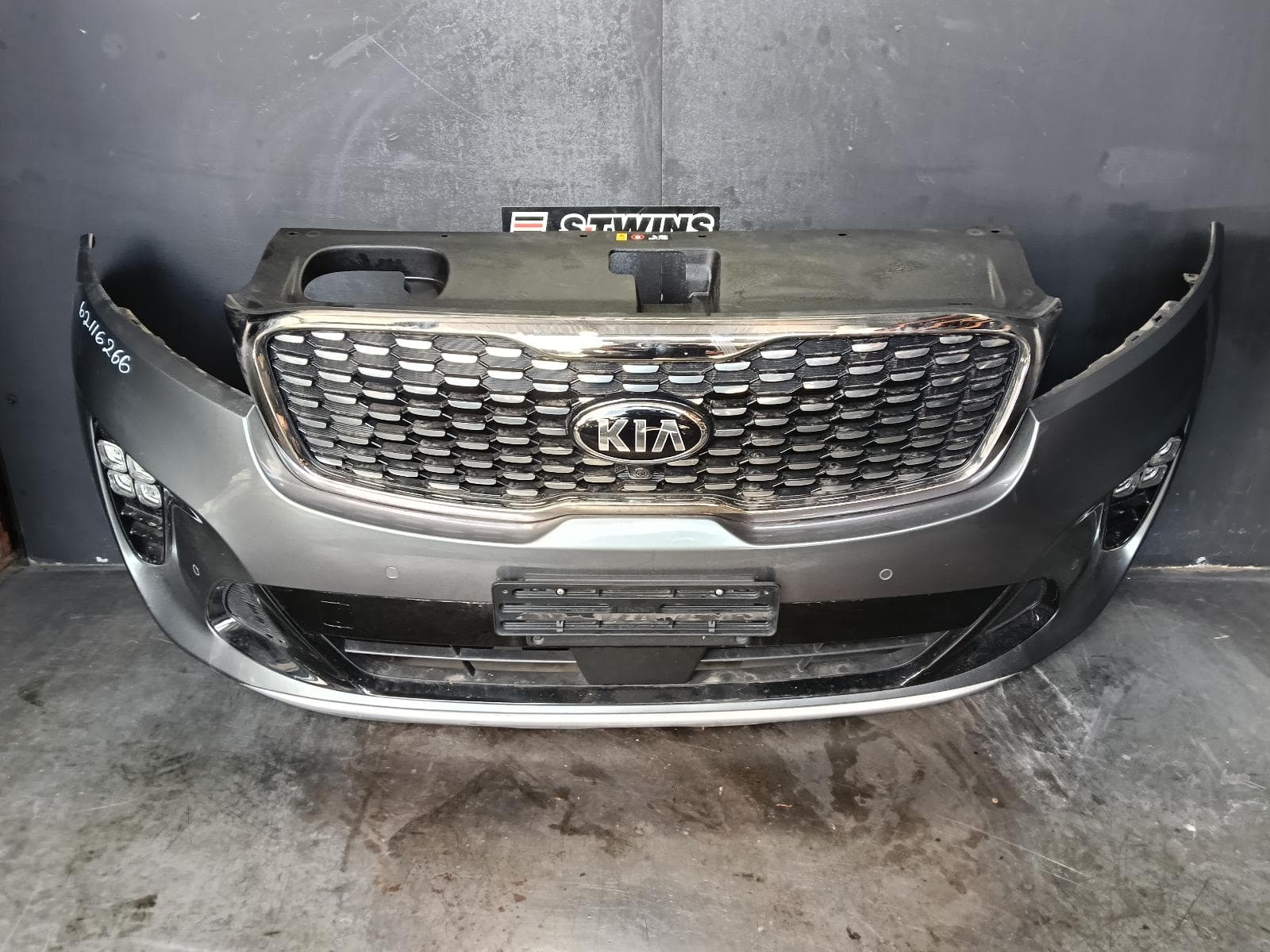 Used auto part listing image: 2018 KIA SORENTO FRONT BUMPER BUMPER BAR (2 PIECE), UM, Si/SLi/SPORT/GT-LINE, W/ PARK SENSOR TYPE, 09/17-02/20 0000398020