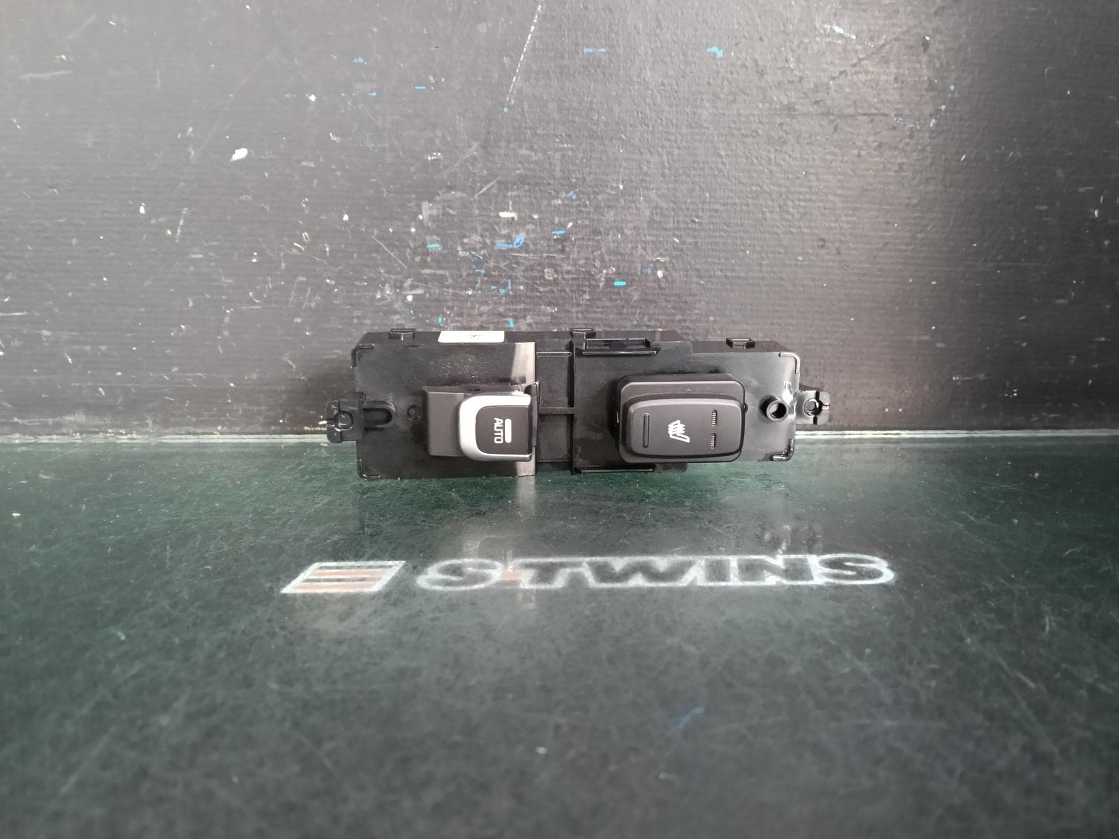 Used auto part listing image: 2018 KIA SORENTO PWR DR WIND SWITCH LH REAR/RH REAR, W/ HEATED SEAT BUTTON TYPE, UM, 03/15-01/20 0000398374