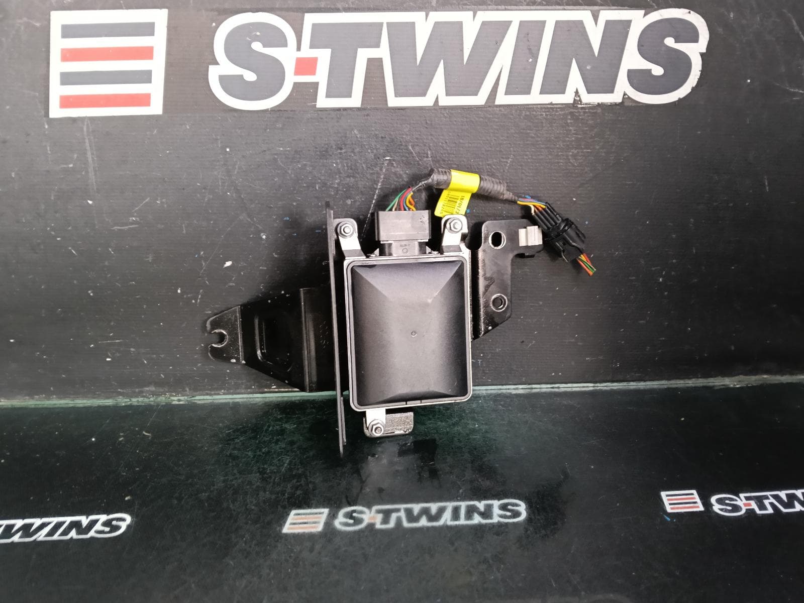 Used auto part listing image: 2018 KIA SORENTO REVERSE CAMERA UM, BLIND SPOT MONITOR SENSOR (LH REAR BEHIND BUMPER), 03/15-01/20 0000398381