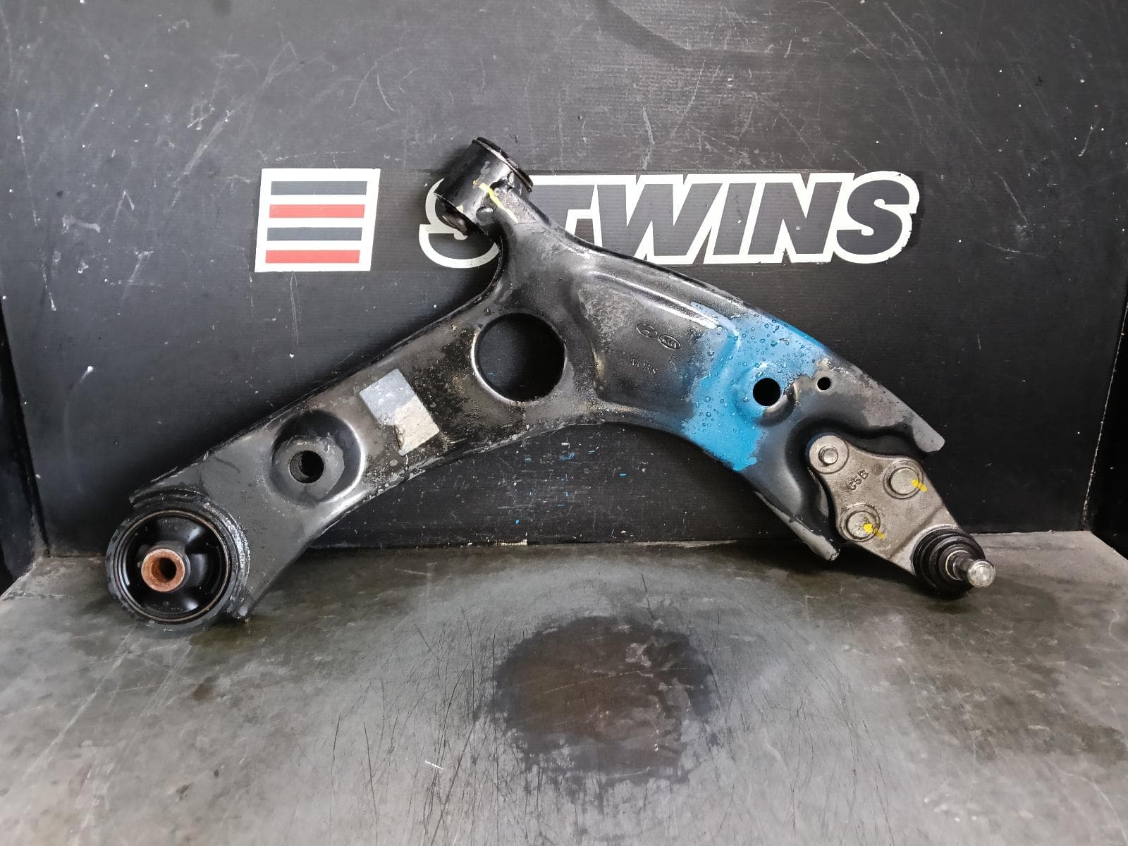 Used auto part listing image: 2018 KIA SORENTO RIGHT FRONT LOWER CONTROL ARM UM, 03/15-02/20 0000398387