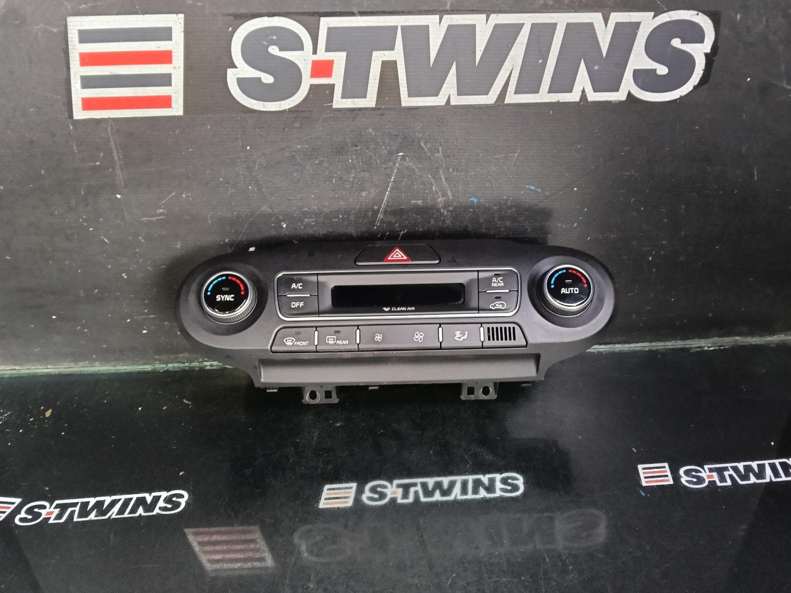 Used auto part listing image: 2018 KIA SORENTO HEATER AC CONTROLS FRONT, CLIMATE CONTROL TYPE, UM, 10/17-01/20 0000398391