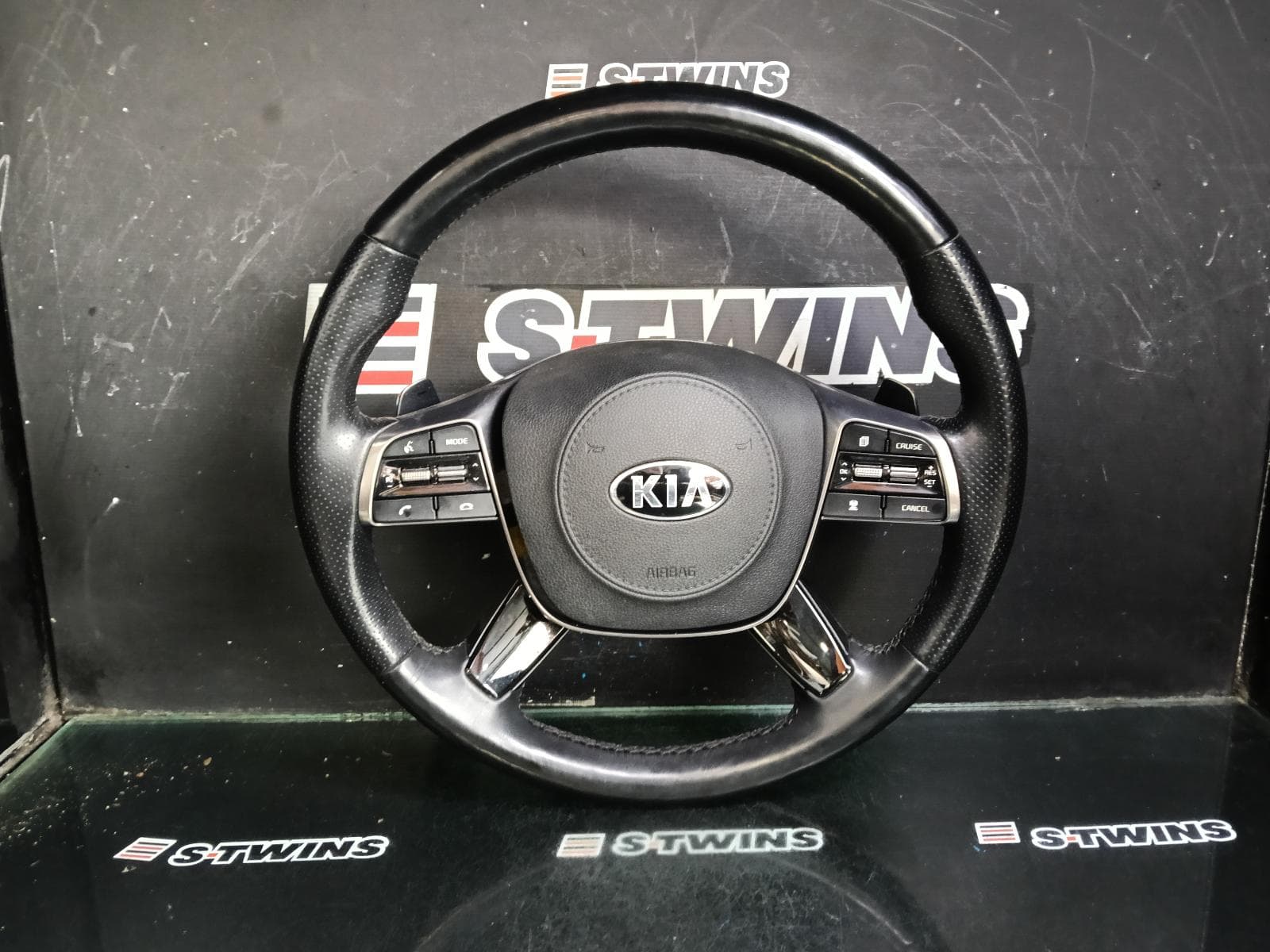 Used auto part listing image: 2018 KIA SORENTO STEERING WHEEL LEATHER W/ GLOSS BLACK TRIM, HEATED, W/ PADDLE SHIFTERS TYPE, GT-LINE, UM, 03/15-01/20 0000398395