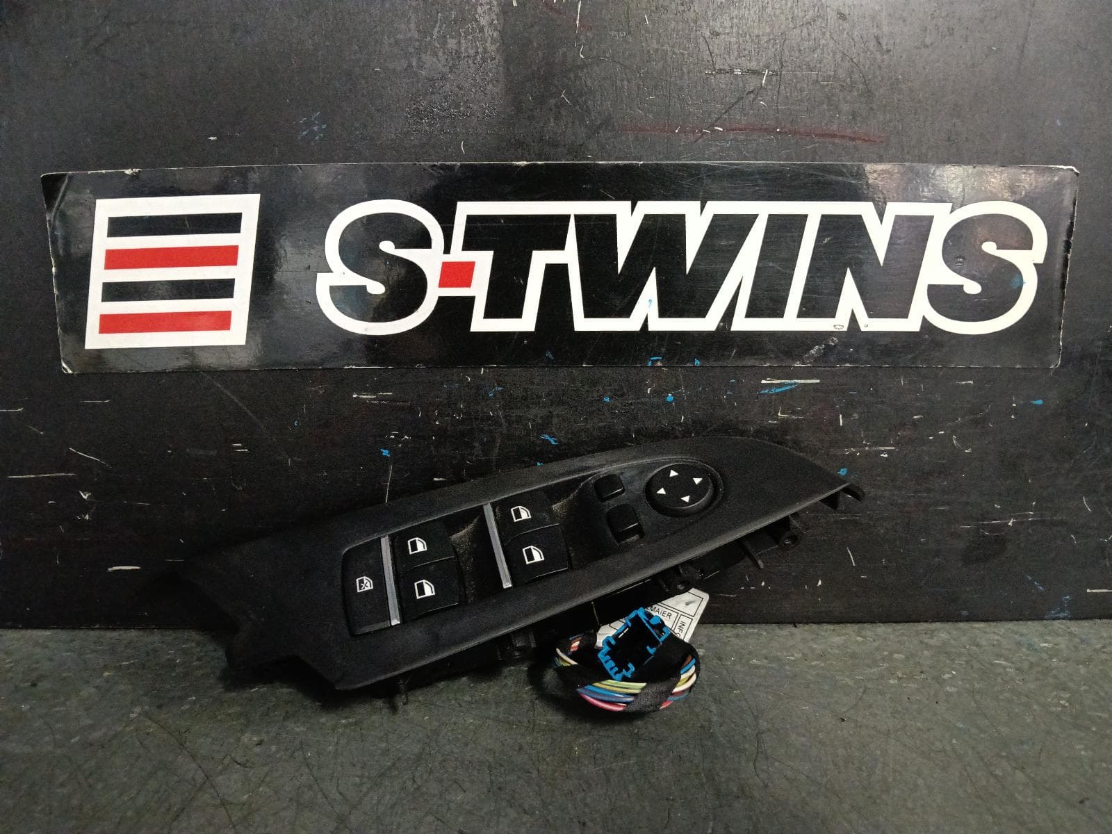 Used auto part listing image: 2013 BMW X3 PWR DR WIND SWITCH RH FRONT (MASTER SWITCH), W/ AUTO DIP (6 PIN), F25, 12/10-07/17 0000394254