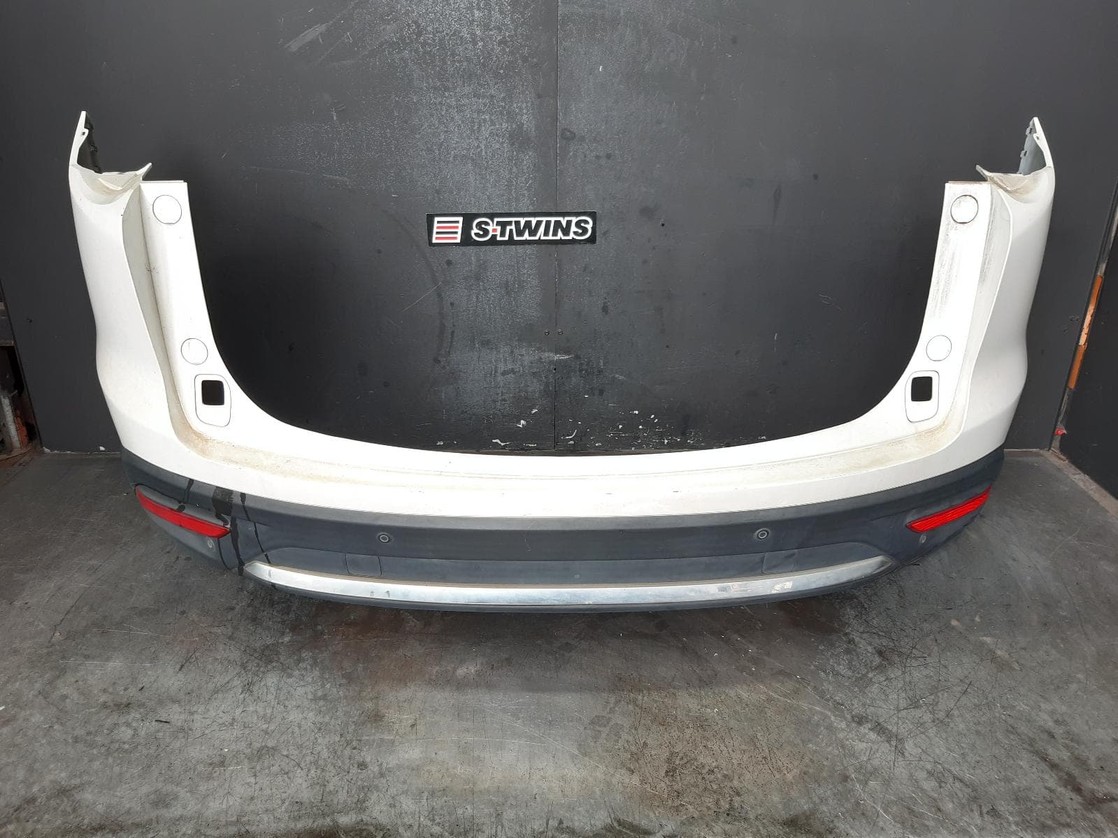Used auto part listing image: 2016 MAZDA CX9 REAR BUMPER TC, BUMPER BAR, W/ MOULD TYPE, 07/16-12/19 0000371709