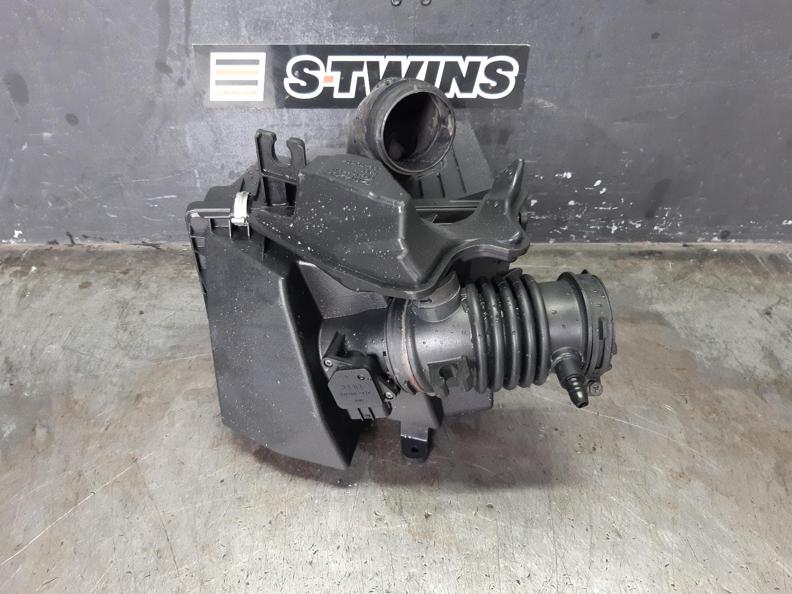 Used auto part listing image: 2012 MAZDA 3 AIR CLEANER BOX AIR CLEANER, BL, 2.0(8the letter of vin is F), LF, 09/11-10/13 0000371657