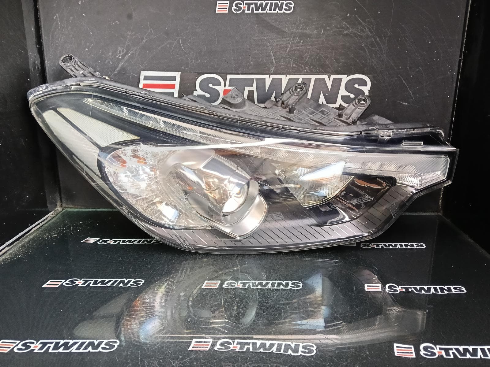 Used auto part listing image: 2013 KIA CERATO RIGHT HEADLAMP YD, HID TYPE, 04/13-02/16 0000382592