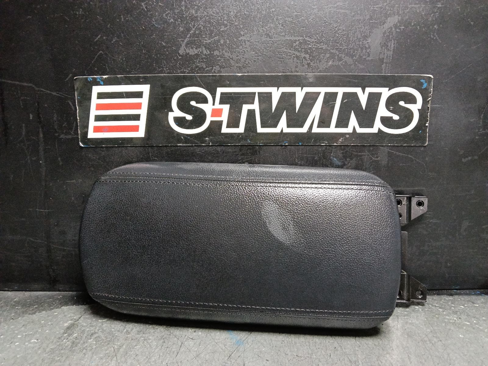 Used auto part listing image: 2013 KIA CERATO CONSOLE CONSOLE LID ONLY, YD, 04/13-05/18 0000404164