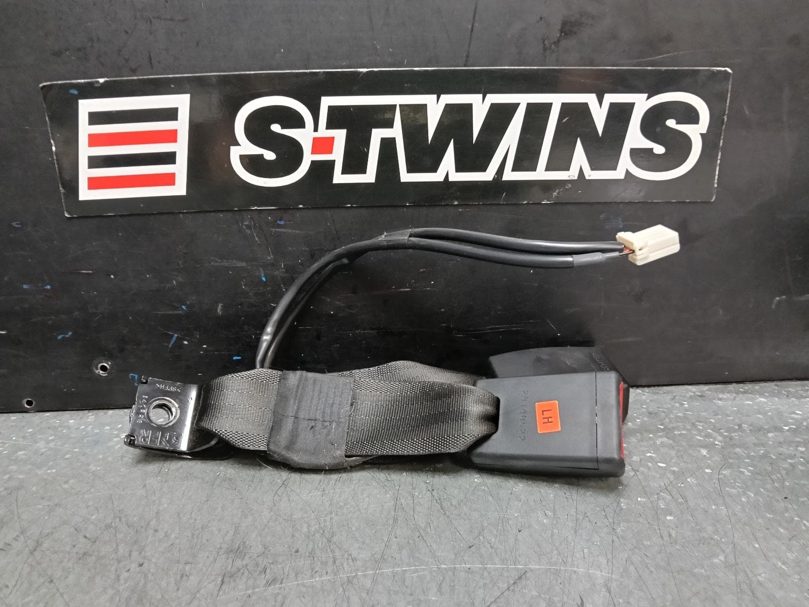 Used auto part listing image: 2014 HYUNDAI ELANTRA SEAT BELT STALK LH REAR, SEAT BELT STALK ONLY, MD, 03/11-11/15 0000381896