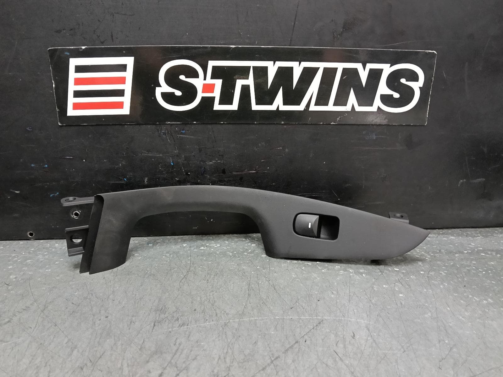 Used auto part listing image: 2014 HYUNDAI ELANTRA PWR DR WIND SWITCH MD, LH FRONT/LH REAR/RH REAR, 03/11-11/15 0000381899
