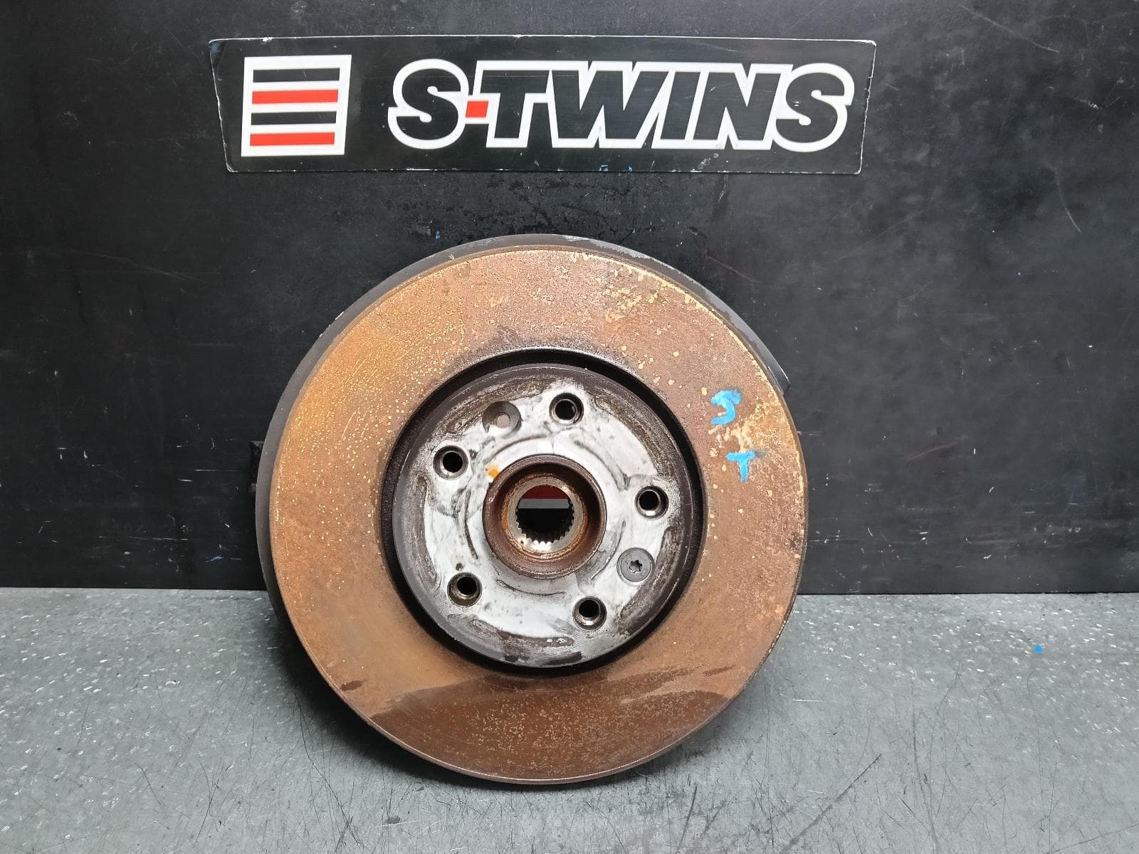 Used auto part listing image: 2021 RENAULT KANGOO LEFT FRONT HUB ASSEMBLY X61, 10/10-02/22 0000396510