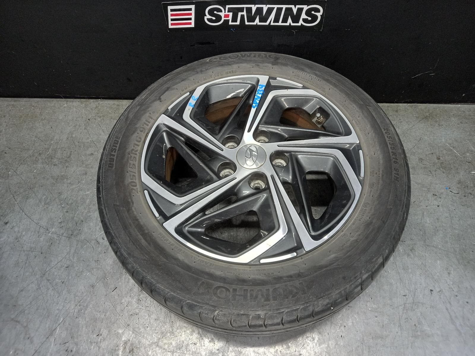 Used auto part listing image: 2020 HYUNDAI I30 WHEEL MAG FACTORY, 16X6.5IN, 5 V SPOKE, BI-COLOUR, PD, HATCH (S. KOREA VIN KMHH), 08/20-12/23 0000385746