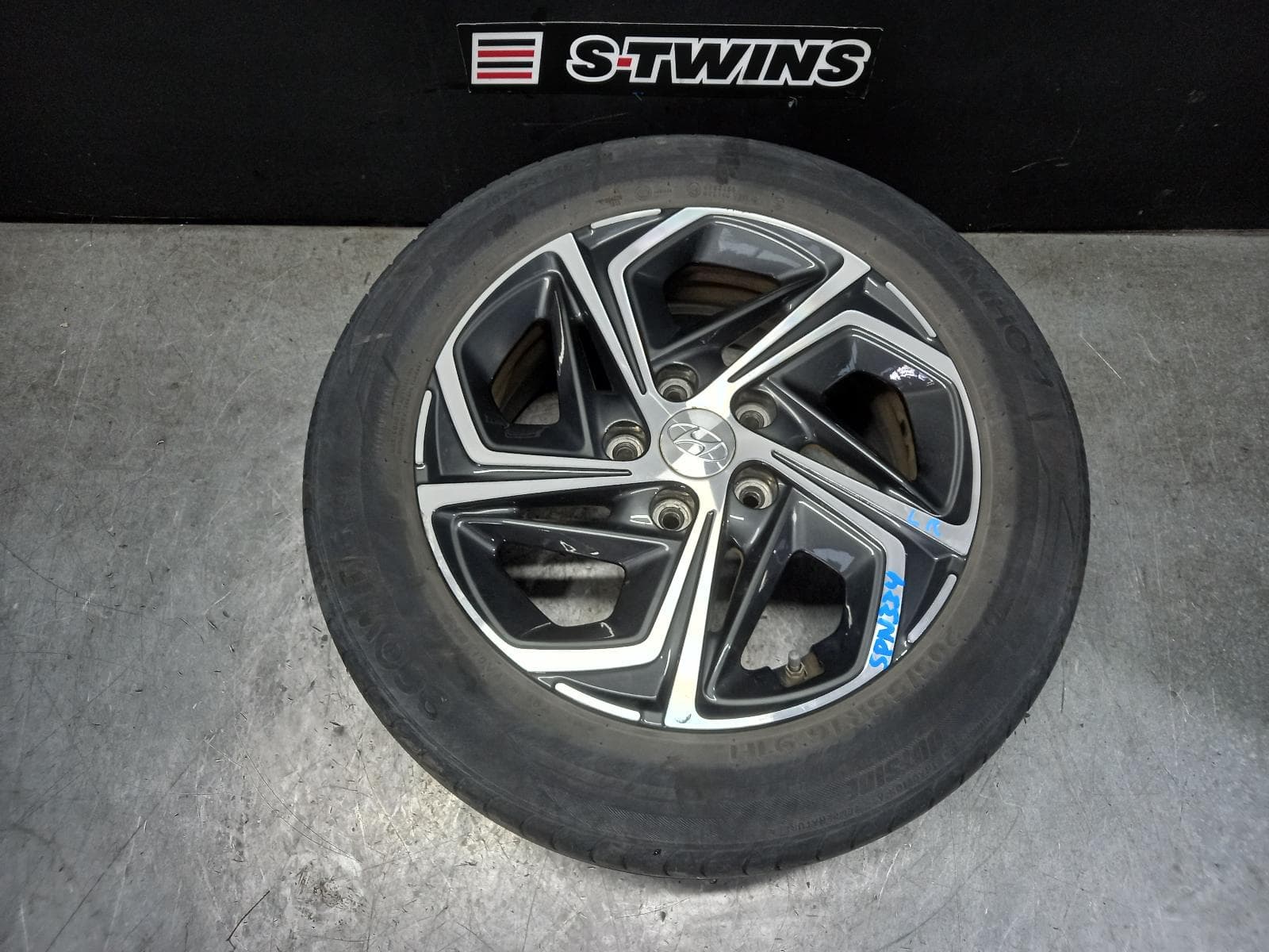 Used auto part listing image: 2020 HYUNDAI I30 WHEEL MAG FACTORY, 16X6.5IN, 5 V SPOKE, BI-COLOUR, PD, HATCH (S. KOREA VIN KMHH), 08/20-12/23 0000385747